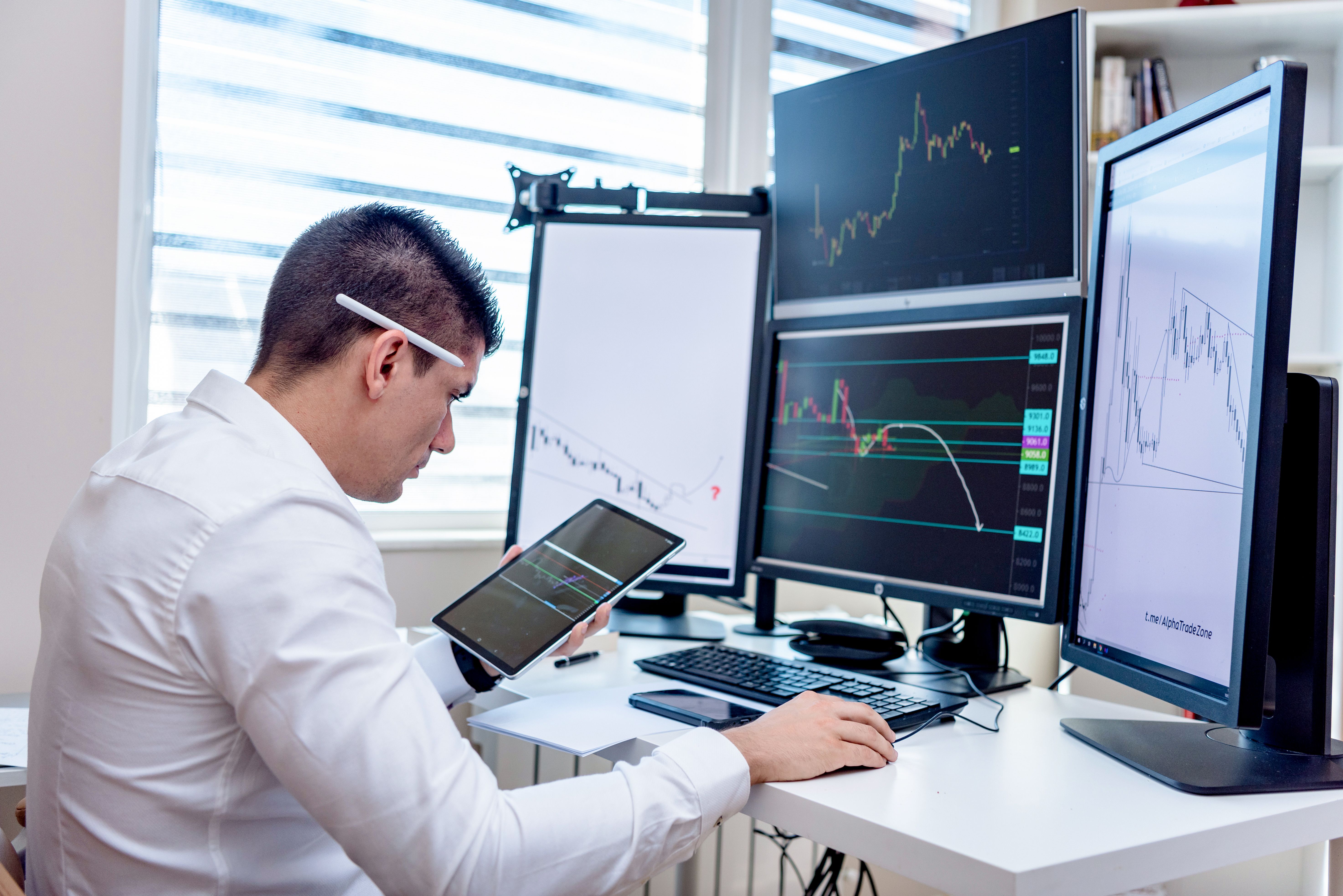 What Makes Algorithm-Driven Investing Different From Manual Trading?